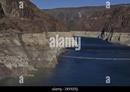 La baisse des niveaux d'eau due au changement climatique et les 20 années de sécheresse en cours ont refaçonné les rives du lac Mead, comme nous l'avons vu dans ce fichier photo mercredi, 16 novembre 2022. Les prises d'eau du barrage Hoover sur le lac Mead, et le « anneau de baignoire » derrière eux, montrent à quel point le vaste réservoir est tombé en dessous de son niveau historique.le lac Mead est 26 pieds plus bas que son niveau actuel, Seulement 19 % de la pleine capacité du lac et bien en dessous du niveau d'eau prévu par le gouvernement fédéral, ce qui déclencherait les coupes d'eau les plus sévères pour le Sud-Ouest. Photo de fichier par Jim Ruymen/UPI Banque D'Images