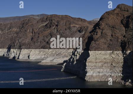 La baisse des niveaux d'eau due au changement climatique et les 20 années de sécheresse en cours ont refaçonné les rives du lac Mead, comme nous l'avons vu dans ce fichier photo mercredi, 16 novembre 2022. Les prises d'eau du barrage Hoover sur le lac Mead, et le « anneau de baignoire » derrière eux, montrent à quel point le vaste réservoir est tombé en dessous de son niveau historique.le lac Mead est 26 pieds plus bas que son niveau actuel, Seulement 19 % de la pleine capacité du lac et bien en dessous du niveau d'eau prévu par le gouvernement fédéral, ce qui déclencherait les coupes d'eau les plus sévères pour le Sud-Ouest. Photo de fichier par Jim Ruymen/UPI Banque D'Images