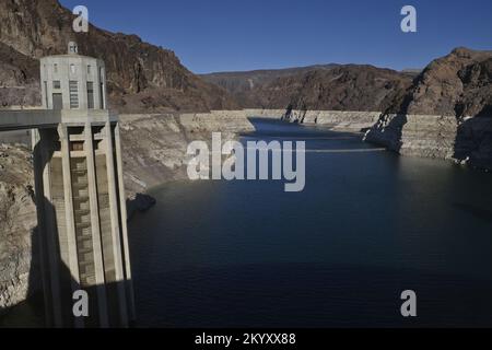 La baisse des niveaux d'eau due au changement climatique et les 20 années de sécheresse en cours ont refaçonné les rives du lac Mead, comme nous l'avons vu dans ce fichier photo mercredi, 16 novembre 2022. Les prises d'eau du barrage Hoover sur le lac Mead, et le « anneau de baignoire » derrière eux, montrent à quel point le vaste réservoir est tombé en dessous de son niveau historique.le lac Mead est 26 pieds plus bas que son niveau actuel, Seulement 19 % de la pleine capacité du lac et bien en dessous du niveau d'eau prévu par le gouvernement fédéral, ce qui déclencherait les coupes d'eau les plus sévères pour le Sud-Ouest. Photo de fichier par Jim Ruymen/UPI Banque D'Images