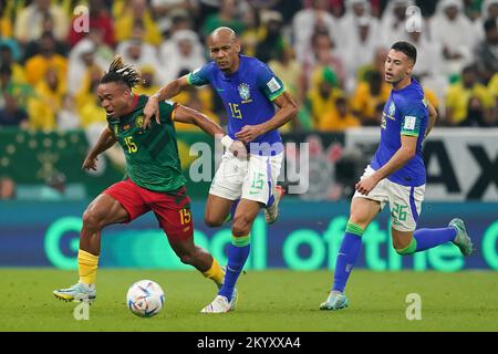 Lusail, Qatar. 02nd décembre 2022. 2 décembre 2022, Lusail, Lusail, Qatar, Qatar: LUSAIL, QATAR - DÉCEMBRE 2: Le joueur du Brésil combat Fabinho pour le ballon avec le joueur du Cameroun Pierre Kunde lors de la coupe du monde de la FIFA, Qatar 2022 groupe G match entre le Brésil et le Cameroun au stade Lusail sur 2 décembre 2022 à Lusail, Qatar. (Credit image: © Florencia Tan Jun/PX Imagens via ZUMA Press Wire) Credit: ZUMA Press, Inc./Alamy Live News Credit: ZUMA Press, Inc./Alamy Live News Banque D'Images