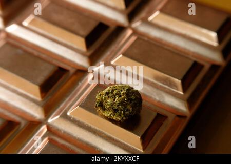 fleur de cbd séchée sur une barre de chocolat - faites-vous plaisir concept Banque D'Images