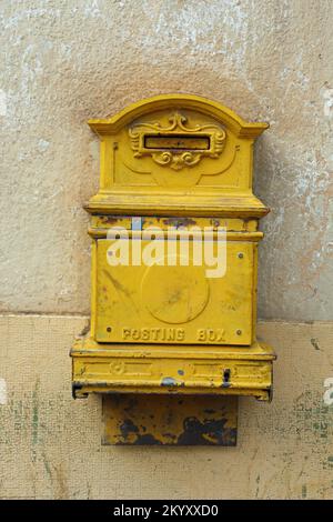 Ancien poste de l'époque coloniale jaune à Asmara Banque D'Images