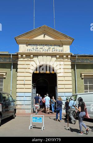 Touristes visitant le bureau de poste central historique à Asmara Banque D'Images