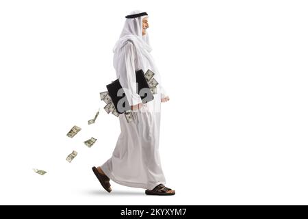 Photo pleine longueur d'un homme arabe marchant avec un porte-documents plein d'argent isolé sur fond blanc Banque D'Images