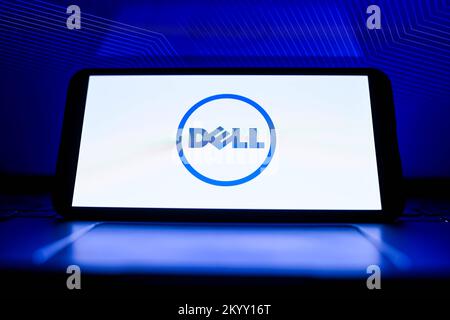 Nysa, Pologne. 2nd décembre 2022. Sur cette photo, un logo DELL apparaît sur un smartphone. (Image de crédit : © Mateusz Slodkowski/ZUMA Press Wire) Banque D'Images