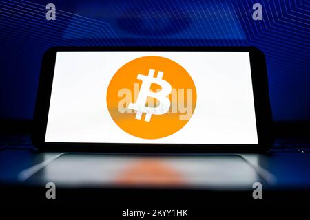 Nysa, Pologne. 2nd décembre 2022. Sur cette photo, un logo Bitcoin apparaît sur un smartphone. (Image de crédit : © Mateusz Slodkowski/ZUMA Press Wire) Banque D'Images