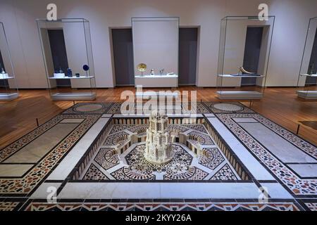 Toronto, Canada - décembre 2022 : le musée Aga Khan contient des objets islamiques anciens, dont cette fontaine en mosaïque égyptienne Banque D'Images