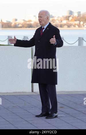 LE président AMÉRICAIN Joe Biden, gestes lorsqu'il rencontre le prince de Galles à la bibliothèque présidentielle et au musée John F. Kennedy de Columbia point à Boston, Massachusetts, pour en savoir plus sur Moonshot du président John F. Kennedy, Qui a mis l'Amérique sur la lune et qui est la principale source d'inspiration du prix Earthshot. Date de la photo: Vendredi 2 décembre 2022. Banque D'Images