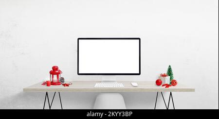 Écran d'ordinateur vierge sur le bureau entouré de décorations de Noël. Écran isolé pour le texte de l'annonce de Noël, la page Web ou la présentation du produit Banque D'Images