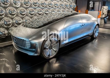 Mercedes Benz F 015 auto-véhicule autonome intelligent, voiture électrique futuriste, voitures de luxe, futur du transport concept abstrait, exposant Banque D'Images