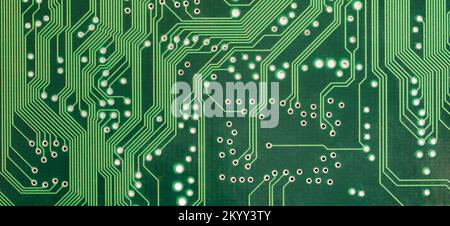 Carte de circuit imprimé vert simple, lignes de circuit imprimé, chemins de texture d'arrière-plan abstraite, toile de fond, personne, prise de vue large, détail d'objet, gros plan extrême. Connecteur électrique Banque D'Images