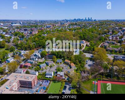 Brighton historique quartier résidentiel vue aérienne au printemps avec Boston moderne horizon à l'arrière-plan, ville de Boston, Massachusetts ma, États-Unis. Banque D'Images