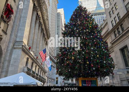 New York, États-Unis. 01st décembre 2022. Un sapin de Noël et un Kwanzaa Kinara se trouvent devant la Bourse de New York (NYSE), dans le quartier financier de New York, le 1 décembre 2022. Un Kinara est un chandelier à sept branches utilisé dans les célébrations de Kwanzaa aux États-Unis. Le NYSE est situé à l'angle de Wall Street et Broad Street dans le bas de Manhattan. (Photo de Samuel Rigelhaupt/Sipa USA) crédit: SIPA USA/Alay Live News Banque D'Images