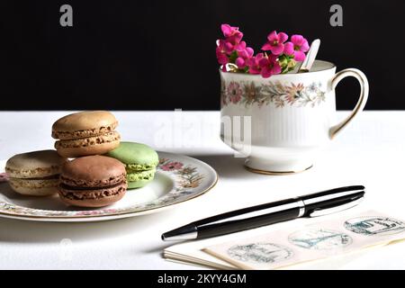 Macarons affichés sur une plaque à motifs Banque D'Images