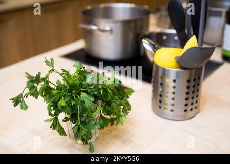bouquet de verts de persil frais sur la table dans la cuisine intérieure, équipement de cuisine Banque D'Images