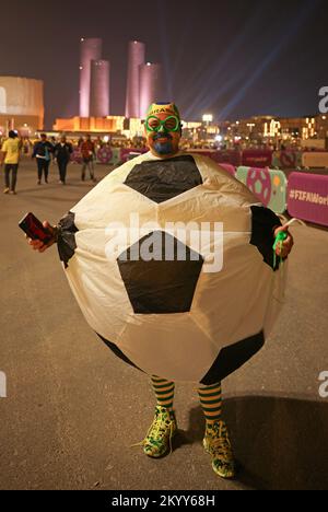 Ville de LUSAIL, QATAR - DÉCEMBRE 02 : coupe du monde de la FIFA, Qatar 2022 match du Groupe G entre le Cameroun et le Brésil au stade Lusail sur 02 décembre 2022 à Lusail, Qatar. Coupe du monde de football de la FIFA 2022 Kamerun Brasilien Brasil Fan © diebilderwelt / Alamy Live News Banque D'Images