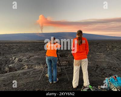 Mauna Loa, Hawaï, États-Unis. 2nd décembre 2022. À l'intersection de l'autoroute Daniel K. Inouye et de l'ancienne route de selle, les scientifiques de l'USGS prennent des mesures de télémètres laser du front d'écoulement principal de la fissure 3 à partir de l'éruption de la zone de Rift du Nord-est de Mauna Loa pour déterminer où il est par rapport à l'autoroute. (Credit image: © USGS/ZUMA Press Wire Service) Credit: ZUMA Press, Inc./Alamy Live News Banque D'Images