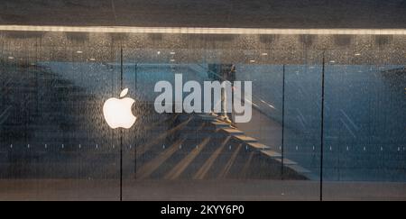 Milano Italia 4 diciembre 2019:escalier de marque dans le magasin de pommes dans le centre de Milan Banque D'Images