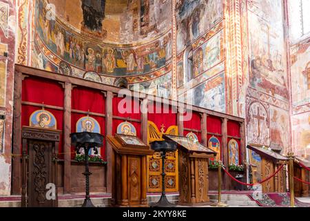 Gelati, Géorgie, 05.06.2022. Monastère des gelati vue intérieure de la nef principale avec autel, abside et iconostase, murs en pierre couverts de fresques. Banque D'Images