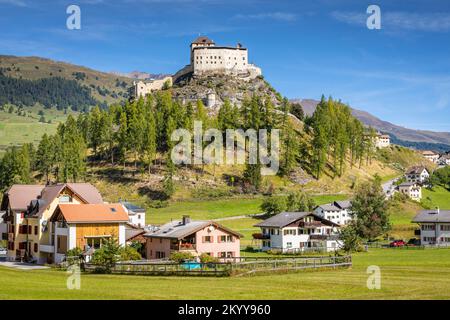 Paysage idyllique du village de Scuol Tarasp, Engadine, Alpes suisses, Suisse Banque D'Images