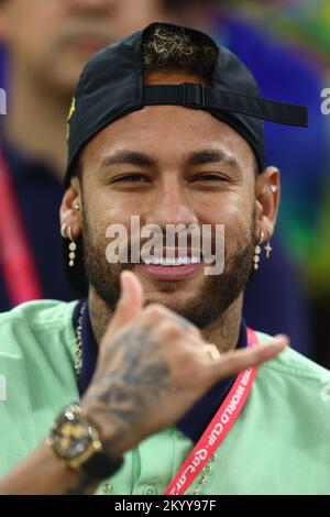 Doha, Qatar. 02nd décembre 2022. Neymar, du Brésil, regarde pendant le match G de la coupe du monde de la FIFA 2022 au stade Lusail à Doha, au Qatar, sur 02 décembre 2022. Photo de Chris Brunskill/UPI crédit: UPI/Alay Live News Banque D'Images