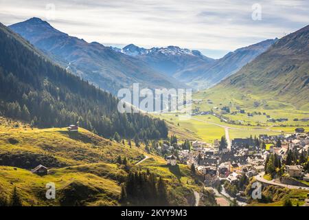 Paysage idyllique du village d'Andermatt, Alpes suisses, Suisse Banque D'Images