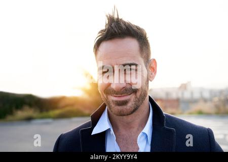 Portrait d'un beau homme mature regardant l'appareil photo à l'extérieur. Personne espagnole avec un sourire agréable Banque D'Images