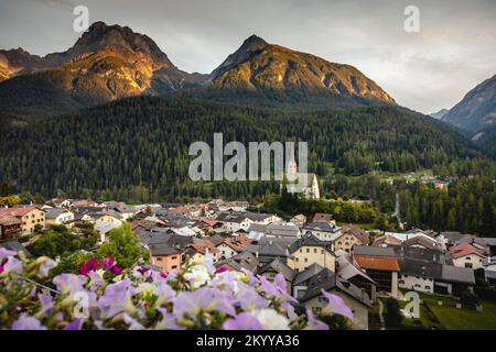 Paysage idyllique du village de Scuol, Engadine, Alpes suisses, Suisse Banque D'Images