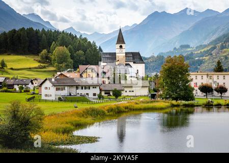 Paysage idyllique du village de Scuol Tarasp, Engadine, Alpes suisses, Suisse Banque D'Images