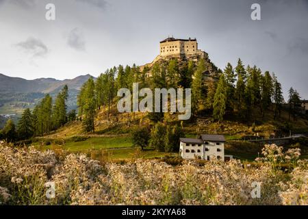 Paysage idyllique du village de Scuol Tarasp, Engadine, Alpes suisses, Suisse Banque D'Images