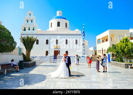 SANTORINI, GRÈCE - 05 AOÛT 2015: Belle jeune couple mariée et marié célébrer le mariage sur Santorini. L'île de Santorini est un endroit populaire pour le mariage Banque D'Images