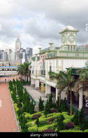 HONG KONG - 02 JUIN 2015 : tour de l'horloge de Central Ferry Piers. Les Central Ferry Piers sont situés dans la partie nord-est de Central, île de Hong Kong Banque D'Images