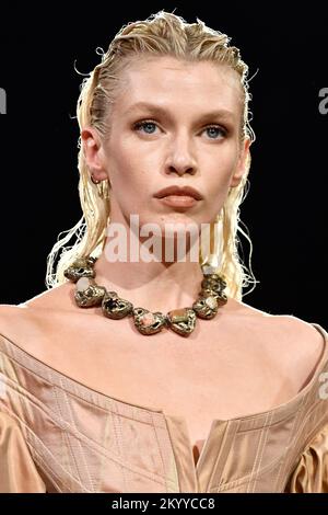 Paris, France. 04th octobre 2022. Stella Maxwell sur la piste du défilé de mode Vivienne Westwood lors du salon de mode Printemps été 2023 Collections à Paris Fashion week à Paris sur 14 octobre 2022. (Photo de Jonas Gustavsson/Sipa USA) crédit: SIPA USA/Alay Live News Banque D'Images