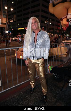 Hollywood, Californie, États-Unis. 27th novembre 2022. Daniel DiCriscio assiste à la parade de Noël hollywoodienne de 90th à Hollywood, en Californie. Crédit: Sheri Determan Banque D'Images