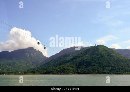 HONG KONG - 04 JUIN 2015 : Ngong Ping 360 à travers la baie de Tung Chung. Le Ngong Ping 360 est un projet touristique sur l'île de Lantau à Hong Kong Banque D'Images