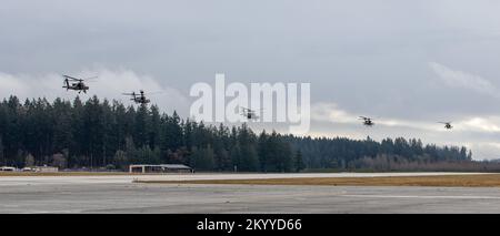 Les troopeurs affectés au 4-6 Escadron de cavalerie aérienne, 16th Brigade de l'aviation de combat effectuent un vol d'entraînement dans leurs hélicoptères Apache AH-64E à l'aérodrome de l'Armée Grey, Washington, le 30 novembre 2022. (É.-U. Photo de l'armée par le capitaine Kyle Abraham, 16th Brigade de l'aviation de combat) Banque D'Images