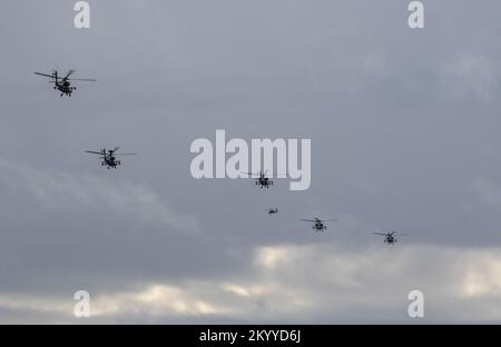 Les troopeurs affectés au 4-6 Escadron de cavalerie aérienne, 16th Brigade de l'aviation de combat effectuent un vol d'entraînement dans leurs hélicoptères Apache AH-64E à l'aérodrome de l'Armée Grey, Washington, le 30 novembre 2022. (É.-U. Photo de l'armée par le capitaine Kyle Abraham, 16th Brigade de l'aviation de combat) Banque D'Images