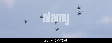 Les troopeurs affectés au 4-6 Escadron de cavalerie aérienne, 16th Brigade de l'aviation de combat effectuent un vol d'entraînement dans leurs hélicoptères Apache AH-64E à l'aérodrome de l'Armée Grey, Washington, le 30 novembre 2022. (É.-U. Photo de l'armée par le capitaine Kyle Abraham, 16th Brigade de l'aviation de combat) Banque D'Images