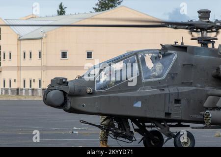 Les troopeurs affectés au 4-6 Escadron de cavalerie aérienne, 16th Brigade de l'aviation de combat retournent à la rampe de leur hélicoptère Apache AH-64E après un vol d'entraînement à l'aérodrome de l'Armée Grey, Washington, le 30 novembre 2022. (É.-U. Photo de l'armée par le capitaine Kyle Abraham, 16th Brigade de l'aviation de combat) Banque D'Images