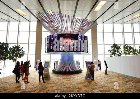 Singapour - 04 NOVEMBRE 2015 : l'arbre social à l'aéroport de Changi. L'arbre est sociale avant-garde capsule de mémoire, la plus grande installation interactive de Changi Banque D'Images