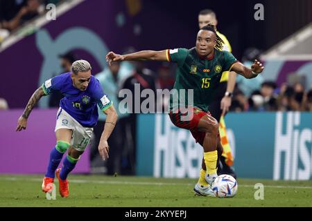 Qatar. 02nd décembre 2022. Ville de LUSAIL - (l-r) Antony du Brésil, Pierre Kunde du Cameroun lors de la coupe du monde de la FIFA, Qatar 2022, match du groupe G entre le Cameroun et le Brésil au stade Lusail sur 2 décembre 2022 à Lusail, Qatar. AP | Dutch Height | MAURICE DE PIERRE crédit: ANP/Alay Live News Banque D'Images