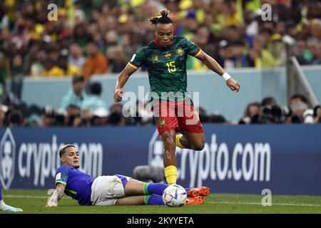 Qatar. 02nd décembre 2022. Ville de LUSAIL - (l-r) Antony du Brésil, Pierre Kunde du Cameroun lors de la coupe du monde de la FIFA, Qatar 2022, match du groupe G entre le Cameroun et le Brésil au stade Lusail sur 2 décembre 2022 à Lusail, Qatar. AP | Dutch Height | MAURICE DE PIERRE crédit: ANP/Alay Live News Banque D'Images