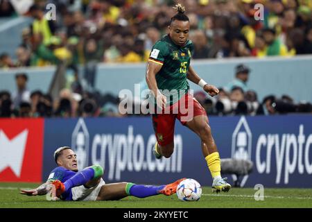 Qatar. 02nd décembre 2022. Ville de LUSAIL - (l-r) Antony du Brésil, Pierre Kunde du Cameroun lors de la coupe du monde de la FIFA, Qatar 2022, match du groupe G entre le Cameroun et le Brésil au stade Lusail sur 2 décembre 2022 à Lusail, Qatar. AP | Dutch Height | MAURICE DE PIERRE crédit: ANP/Alay Live News Banque D'Images