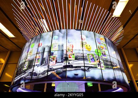 SINGAPOUR - 09 NOVEMBRE 2015 : l'arbre social à l'aéroport de Changi. L'arbre social est une capsule de mémoire avant-gardiste, la plus grande installation interactive de Changi Banque D'Images