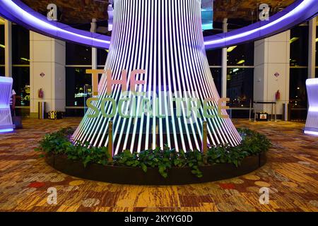 SINGAPOUR - 09 NOVEMBRE 2015 : l'arbre social à l'aéroport de Changi. L'arbre social est une capsule de mémoire avant-gardiste, la plus grande installation interactive de Changi Banque D'Images