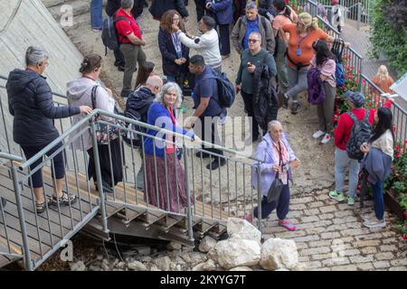 8 novembre 2022 touristes se rendant sur les marches vers l'entrée du tunnel d'Hezekiah dans la vallée de Kidron, à l'est de la ville antique Banque D'Images