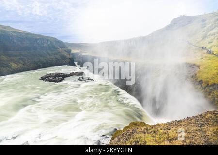 Gullfoss ou Golden Falls est l'une des chutes d'eau les plus emblématiques et les plus appréciées d'Islande, que l'on retrouve dans le canyon de la rivière Hvita, dans le sud-ouest de l'Islande. Banque D'Images