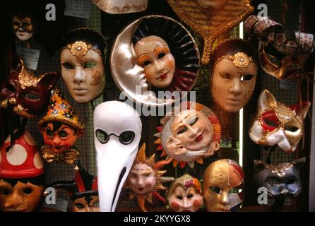 Une sélection de masques pour le Carnaval dans un magasin à Venise, Italie Banque D'Images