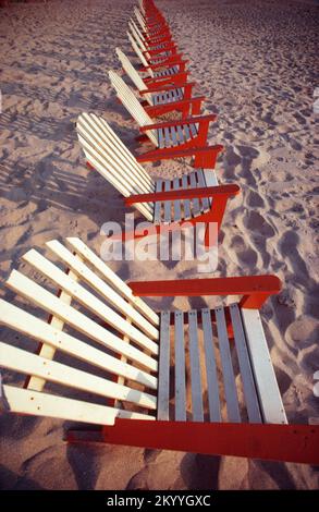 Une rangée de chaises de plage à Mazatlan, Sinaloa, Mexique Banque D'Images