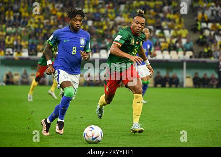 Doha, Qatar. 02nd décembre 2022. Fred du Brésil et Pierre Kunde du Cameroun pendant le match Cameroun contre Brésil de la coupe du monde de la Fifa Qatar 2022 au stade Lusail à Doha, Qatar sur 2 décembre 2022. Photo de Laurent Zabulon/ABACAPRESS.COM crédit: Abaca Press/Alamy Live News Banque D'Images